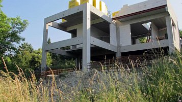 Založení vily v prudkém svahu s krásnými výhledy do okolí